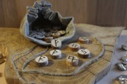 Rune 11 im Futhark - Isa Foto: © Tania Khalaziy @ shutterstock