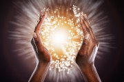 Energiearbeit - Ziehen Sie gute Energie in Ihr Leben Foto: © Andrey_Popov @ shutterstock